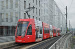 Be 6/8 Flexity 5014, mit der Sympany, auf der Linie 2, fährt zur Haltestelle Peter Merian.