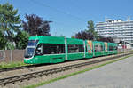 Be 6/8 Flexity 5015, auf der Linie 14, fährt zur Haltestelle Kästeli.