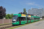 Be 6/8 Flexity 5001, auf der Linie 14, fährt Richtung Haltestelle Gempenstrasse.