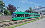 Be 6/8 Flexity 5009, auf der Linie 14, fährt Richtung Haltestelle Kästeli.