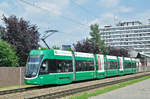 Be 6/8 Flexity 5025, auf der Linie 14, fährt Richtung Haltestelle Kästeli.