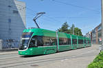 Be 6/8 Flexity 5007, fährt zur Haltestelle der Linie 8 an der CIBA.