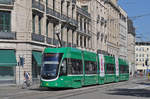 Be 6/8 Flexity 5009, auf der Linie 8, fährt zur Haltestelle Markthalle.