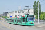 Be 6/8 Combino 305, auf der umgeleiteten Linie 6, überquert die Dreirosenbrücke.