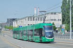 Be 6/8 Flexity 5039, auf der Linie 1, überquert die Dreirosenbrücke.