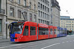 Be 6/8 Combino 306 FC Basel, auf der Linie 1, fährt zur Haltestelle Markthalle.