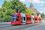 Be 6/8 Flexity 5014, mit der Sympany Werbung, überquert die Wettsteinbrücke.