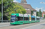 Be 6/8 Flexity 5011, auf der Linie 2, überquert die Wettsteinbrücke.