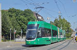 Be 6/8 Flexity 5004, auf der Linie 8, fährt zur Haltestelle am Bahnhof SBB.