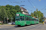 Dreiwagenzug, mit dem Be 4/4 484 und den beiden B4S 1502 und 1503, auf der Linie 2, fahren zur Haltestelle beim Bahnhof SBB.