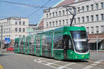 Be 6/8 Flexity 5024, auf der Linie 1, fährt zur Haltestelle am Bahnhof SBB.