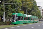 Be 6/8 Flexity 5020, auf der wegen der Baustelle in der Elisabethenstrasse via Aeschenplatz umgeleiteten Linie 2, fährt zur Haltestelle am Bahnhof SBB.