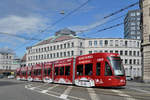 Be 6/8 5010 Flexity, mit der Werbung für Turkish Airlines, fährt zur Haltestelle der Linie 8 an der Markthalle.