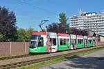 Be 6/8 Flexity 5012, mit der U-Abo Werbung, fährt zur Haltestelle der Linie 14 beim Kästeli.