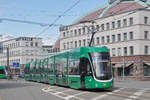 Be 6/8 Flexity 5029, auf der Linie 2, fährt zur Haltestelle am Bahnhof SBB.