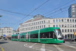 Be 6/8 Flexity 5043, auf der Linie 8, fährt zur Haltestelle Markthalle.