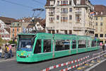 Be 6/8 Combino 323, auf der Linie 14, überquert die Mittlere Rheinbrücke.