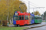 Be 4/4 490 FC Basel, zusammen mit dem B4S 1495, wartet an der Endstation der Linie 15 auf dem Bruderholz.