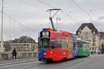 Be 4/4 490 FC Basel, zusammen mit dem B4S 1505, auf der Linie 15, überquert die Mittlere Rheinbrücke.