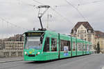 Be 6/8 Combino 317, auf der Linie 8 überquert die Mittlere Rheinbrücke.