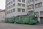 Be 4/4 492, zusammen dem B4S 1472, auf der Linie 16 wartet in der Spiegelgasse die nächste Abfahrtszeit ab.