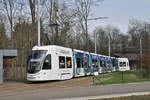 Be 6/8 Flexity 5042, mit der Tissot Werbung, wartet in der Schlaufe beim Eglisee.