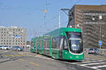 Be 4/6 Flexity 6007, auf der Linie 15, fährt zur Haltestelle Heiliggeistkirche.