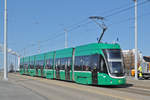 Be 6/8 Flexity 5002, auf der Linie 1, überquert die Dreirosenbrücke.