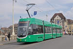 Be 4/6 Flexity 6007, auf der Linie 15, überquert die Mittlere Rheinbrücke.