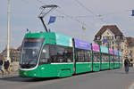 Be 6/8 Flexity 5023, auf der Linie 8, überquert die Mittlere Rheinbrücke.