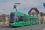 Be 6/8 Flexity 5013, auf der Linie 6, überquert die Mittlere Rheinbrücke.