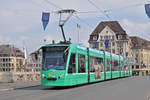 Be 6/8 Combino 326, auf der Linie 8, überquert die Mittlere Rheinbrücke.