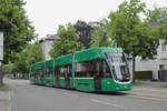 Be 4/6 Flexity 6017  Piccolo , auf der Linie 15, fährt zur Haltestelle Denkmal.