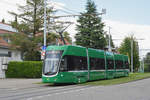 Be 4/6 Flexity 6016, auf der Linie 16, fährt zur Endstation auf dem Bruderholz.