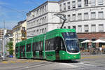 Be 4/6 Flexity 6013, auf der Linie 16, fährt zur Haltestelle Markthalle.