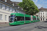 Be 6/8 Flexity 5026, auf der Linie 3, fährt zur Haltestelle Barfüsserplatz.