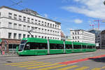 Be 6/8 Flexity 5040, auf der Linie 8, bedient die Haltestelle Markthalle.