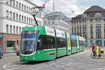 Be 6/8 Flexity 5011, auf der Linie 1, verlässt die Haltestelle Markthalle.