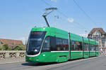 Be 4/6 Flexity 6015, auf der Linie 15, überquert die Mittlere Rheinbrücke.