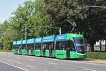 Be 6/8 Flexity 5039, auf der Linie 8, fährt zur Haltestelle Aeschenplatz.