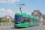 Be 4/6 Flexity 6003, auf der Linie 15, überquert die Mittlere Rheinbrücke.