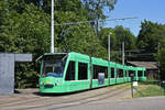 Be 6/8 Combino 301, auf der Linie 2, wartet in der Schlaufe beim Eglisee.