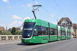 Be 6/8 Flexity 5041, auf der Linie 14, überquert die Mittlere Rheinbrücke.