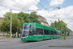 Be 6/8 Flexity 5024, auf der Linie 8, fährt zur Haltestelle Bahnhof SBB.