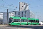 Be 4/6 Flexity 6012, auf der Linie 15, überquert die Münchensteinerbrücke.