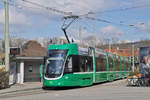 Be 6/8 Flexity 5040, auf der Linie 3, wartet in der Schlaufe in Birsfelden.