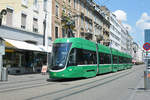 Be 6/8 Flexity 5010, auf der Linie 14, fährt zur Haltestelle Claraplatz.