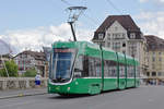 Be 4/6 Flexity 6017, auf der Linie 15, überquert die Mittlere Rheinbrücke.