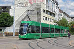 Be 6/8 Flexity 5002,auf der Linie 6, fährt zur Haltestelle Morgrtenring.