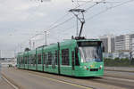 Be 6/8 Combino 325, auf der Linie 1, überquert die Dreirosenbrücke.